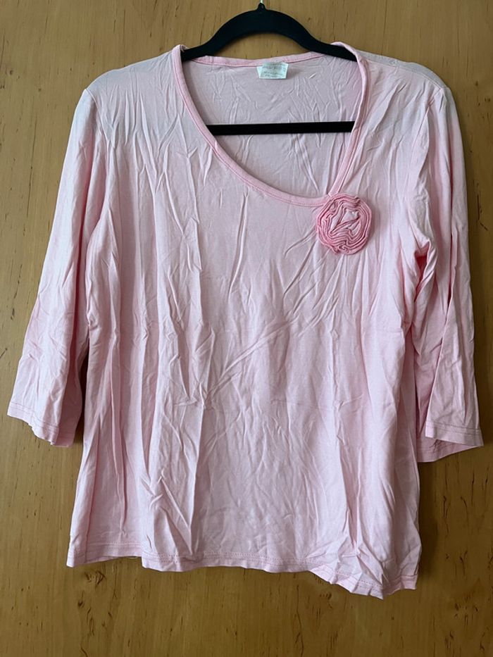 Joli haut rose avec col asymétrique et manche 3/4 Taille 3