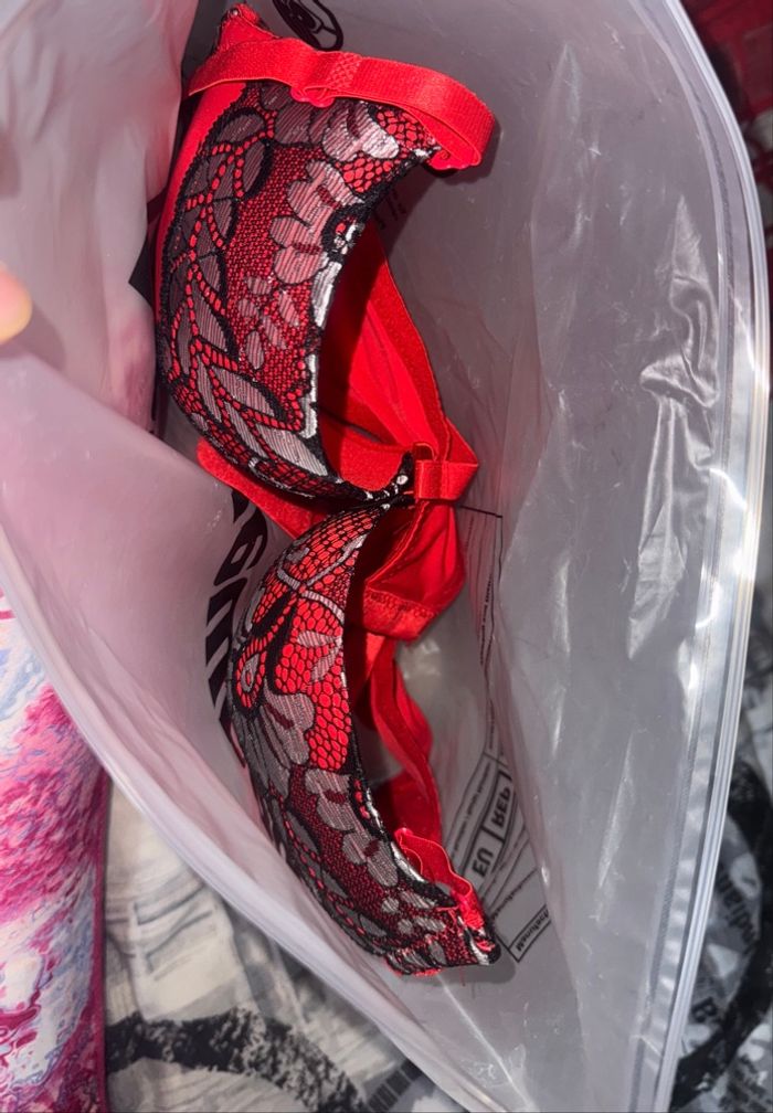 Soutiens-gorges rouge et noir dentelle neuf - photo numéro 8