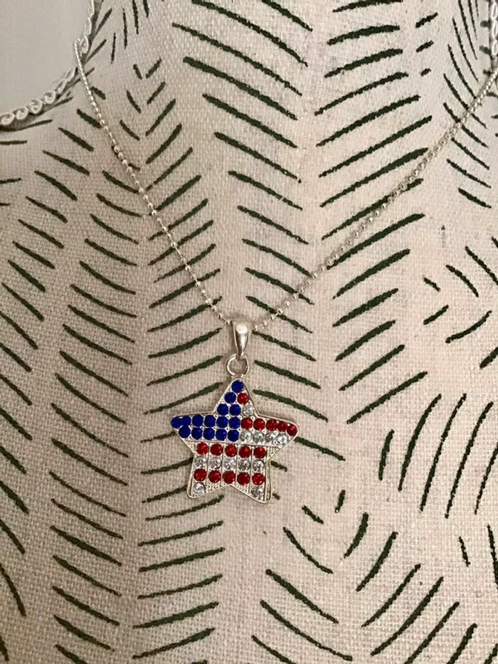 Jolie Collier pendentif motif etoile avec strass de couleur - photo numéro 2