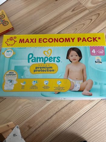 Couches Taille 4 lot 90 