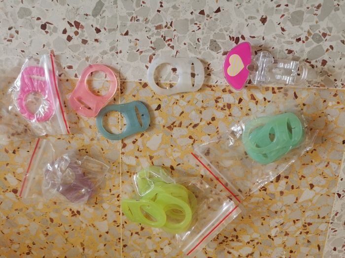 Lot attachés tétines en silicone neuves