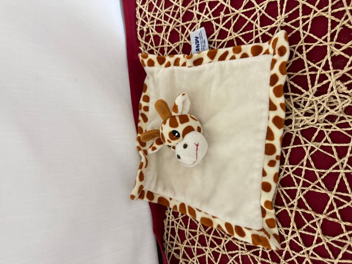 Doudou plat girafe SANDY carré beige tâches marron - photo numéro 2