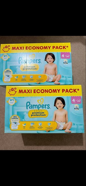 Lot de 2 cartons de couches taille 4 Pampers premuim protection 