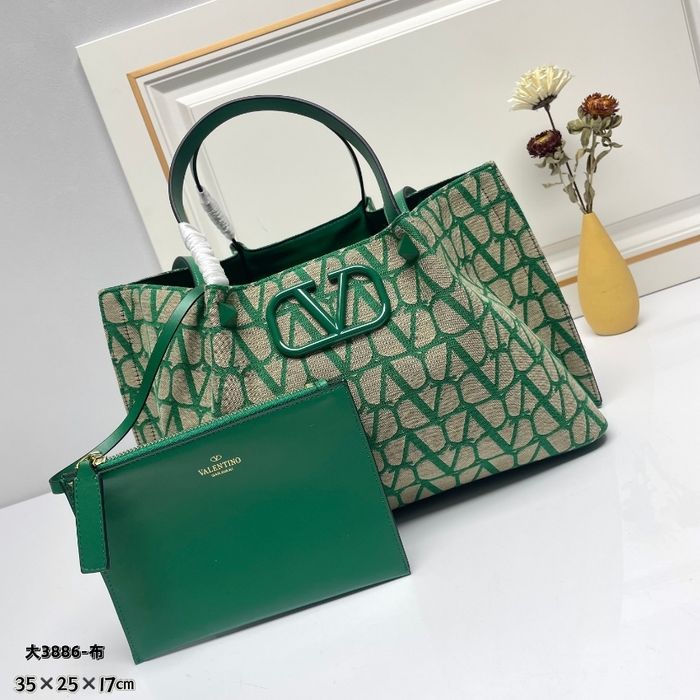 Valentino  3886