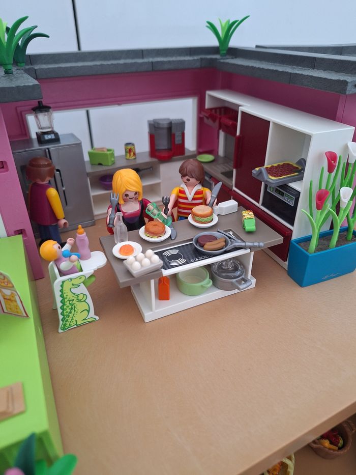 Maison moderne playmobil + extension, piscine, studio invités, voiture et nombreux accessoires et personnages - photo numéro 2