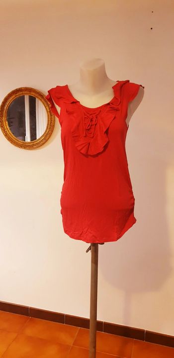 Petit haut rouge .