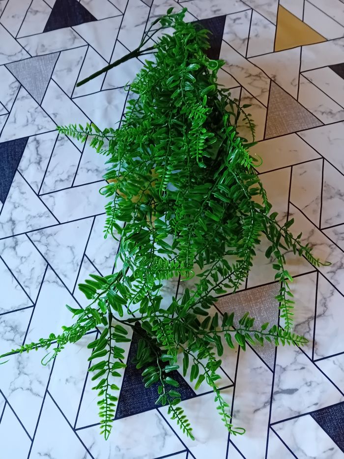 Une tige plante artificielle tombante