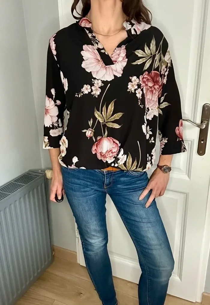 Très jolie blouse de la marque New Collection, au motif floral rose clair sur fond noir - photo numéro 5