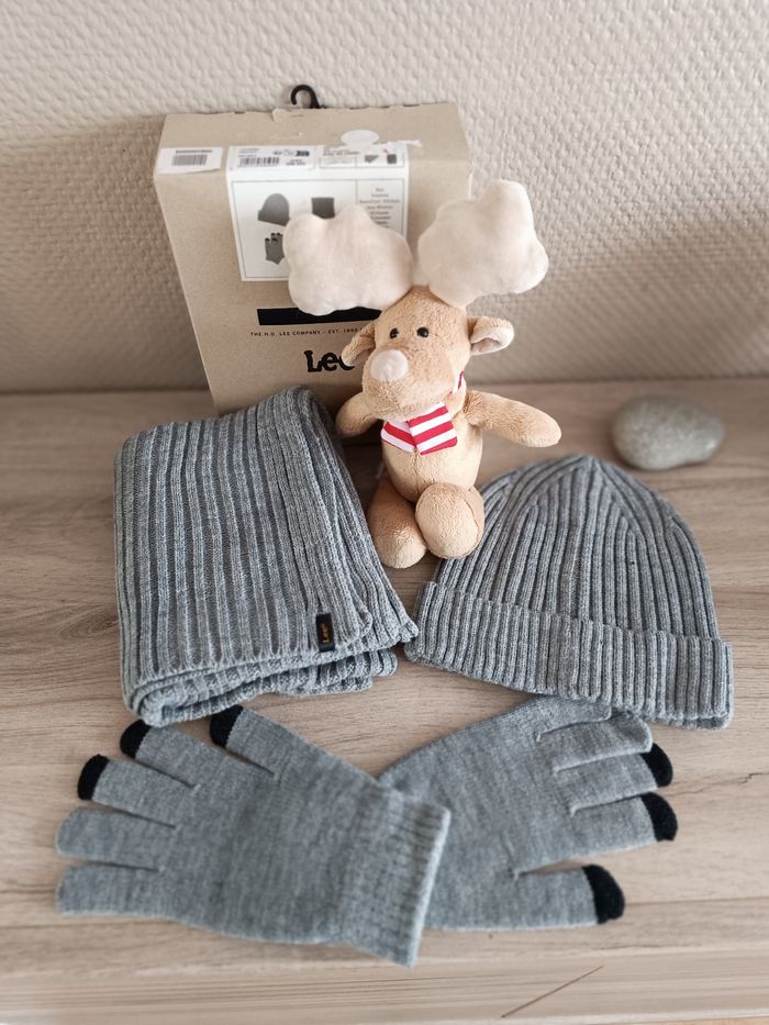 Coffret cadeau Lee écharpe bonnet et gants neuf avec étiquette - photo numéro 2