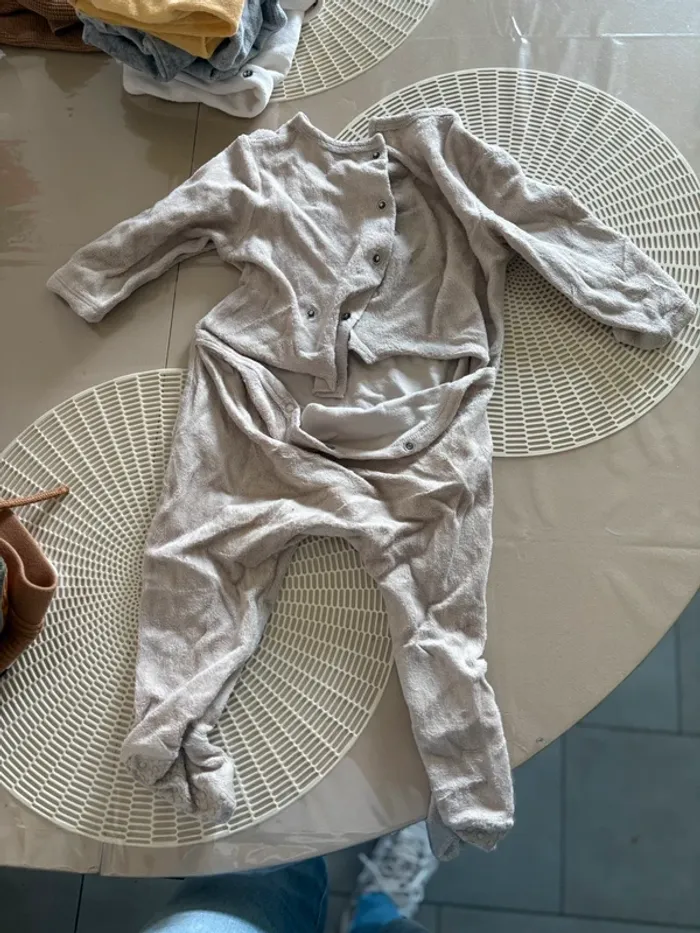 2 pyjama 12m - photo numéro 4