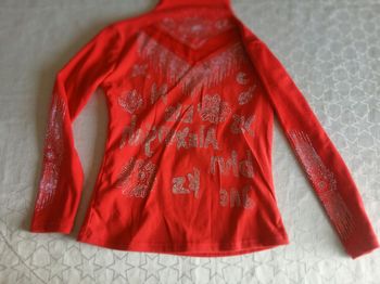 Pull a col roulé rouge a strass M