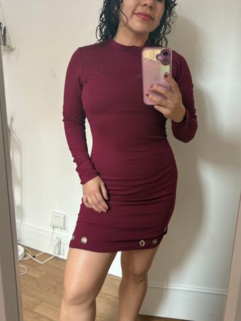 Robe bordeaux, décolletée au dos