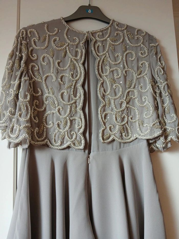 Robe cérémonie couleur taupe taille 36/38 de chez Asos