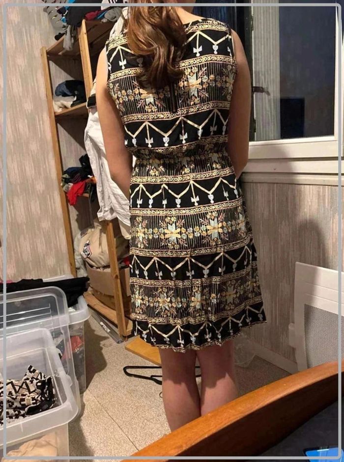 Tres  jolie  robe cintrée  coloree  taille 40/42 - photo numéro 2