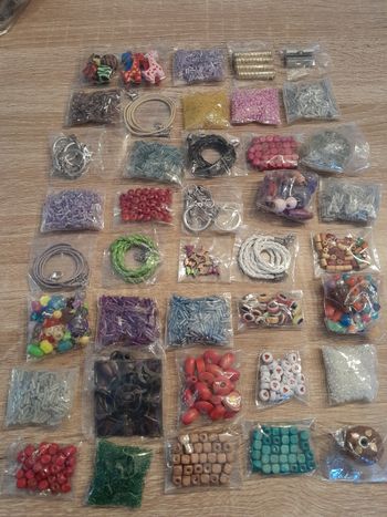 Lot de 40 sachets de perles et accessoires