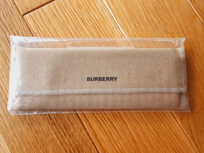 Peigne "Burberry" couleur nacre Neuf sous blister. - photo numéro 4