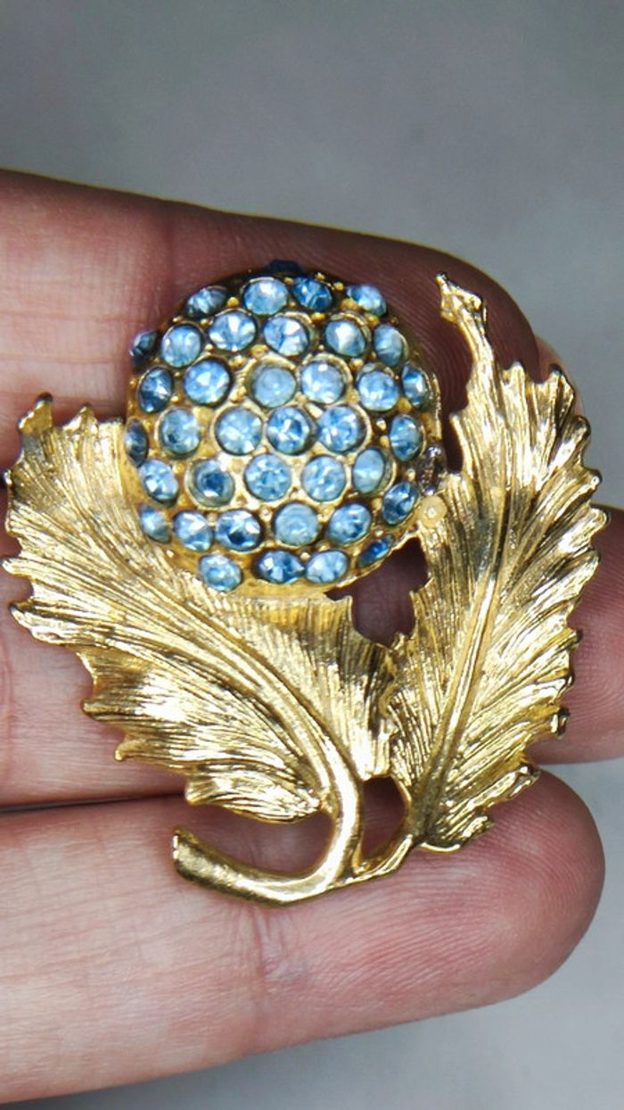 Broche strass bleus