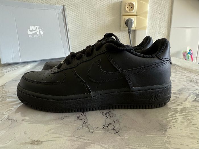 👟 Nike Air Force 1 noires – Pointure 36,5 - photo numéro 2