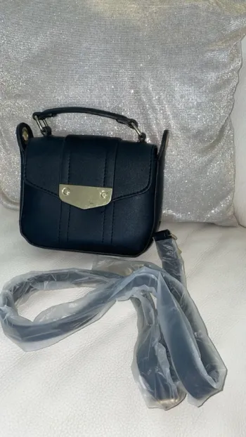 Sac à main noir élégant avec bandoulière détachable - Utilisé une seule fois !