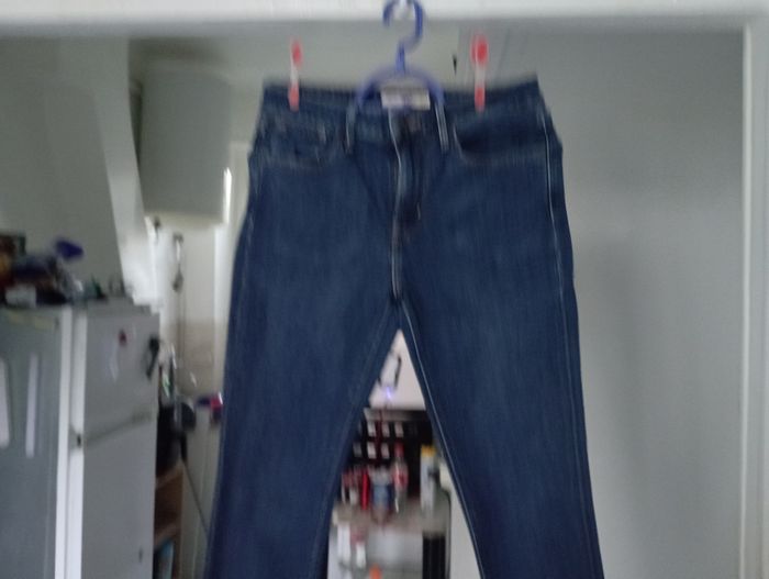 Jean Levi's très jolie couleur bleu. Taille 36. - photo numéro 2