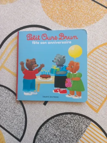 Livre Petit ours brun fête son anniversaire