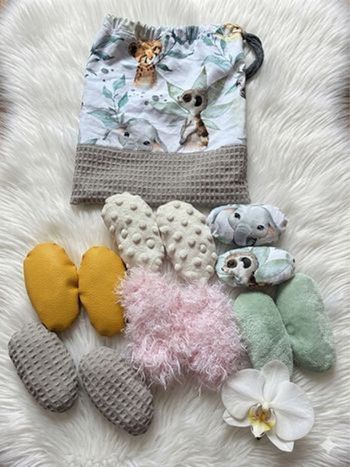 Coffret éveil sensoriel bébé – Cadeau naissance fait main – Jouet Montessori – Personnalisation offerte 🤍