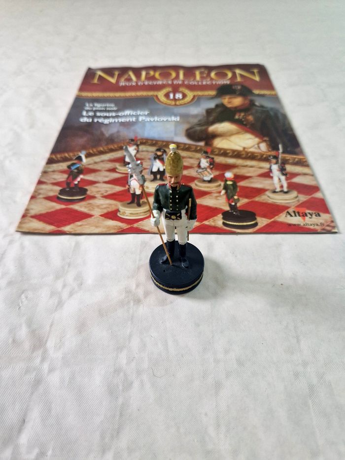 Figurine , Napoléon , jeux d'échec de collection , numéro 18 , le sous officier du régiment Pavlovski