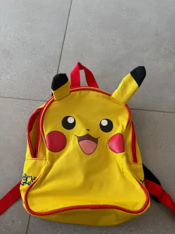 Sac à dos Pokémon bon état mais il y a des petites traces avec un collier, 22*31cm