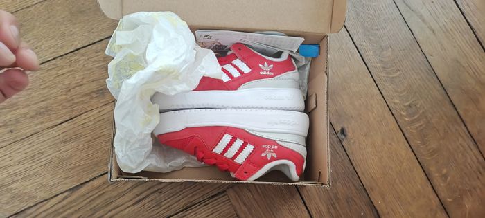 Basket enfant adidas taille 21 rouge blanc neuve - photo numéro 2