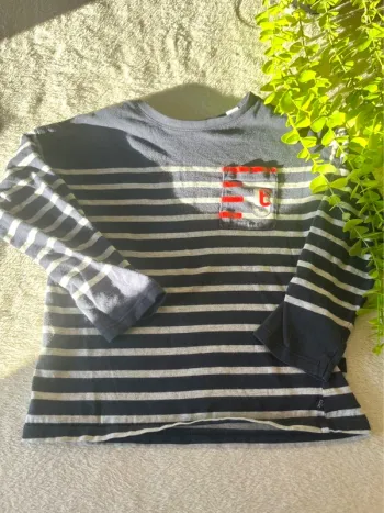 Très beau haut à longue manche petit garçon