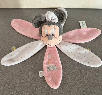 Doudou Minnie pétales rose blanc gris étoiles mouton DISNEY