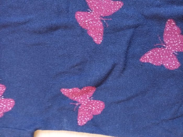 pull marine fille 10 ans hiver motif papillon presque neuf - photo numéro 3