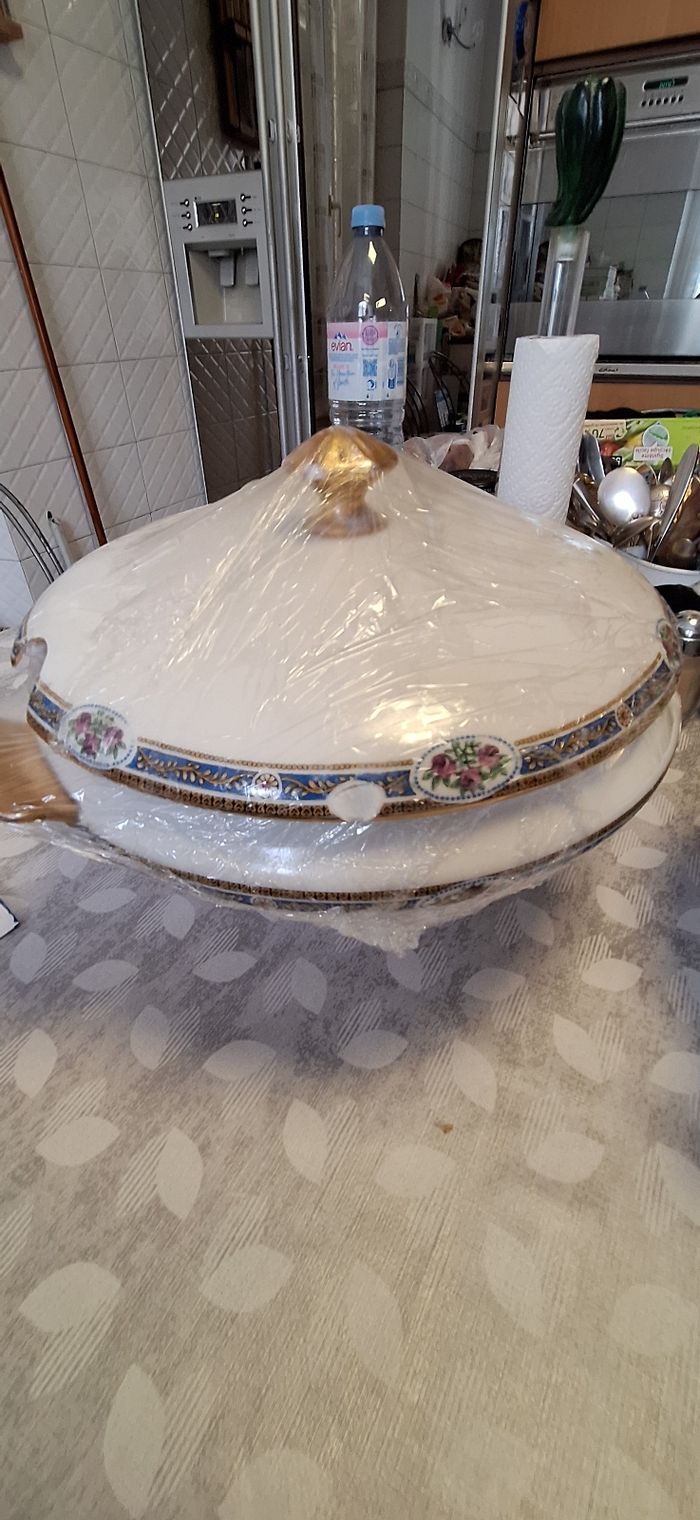 Soupière en porcelaine de Limoge avec son poinçons
