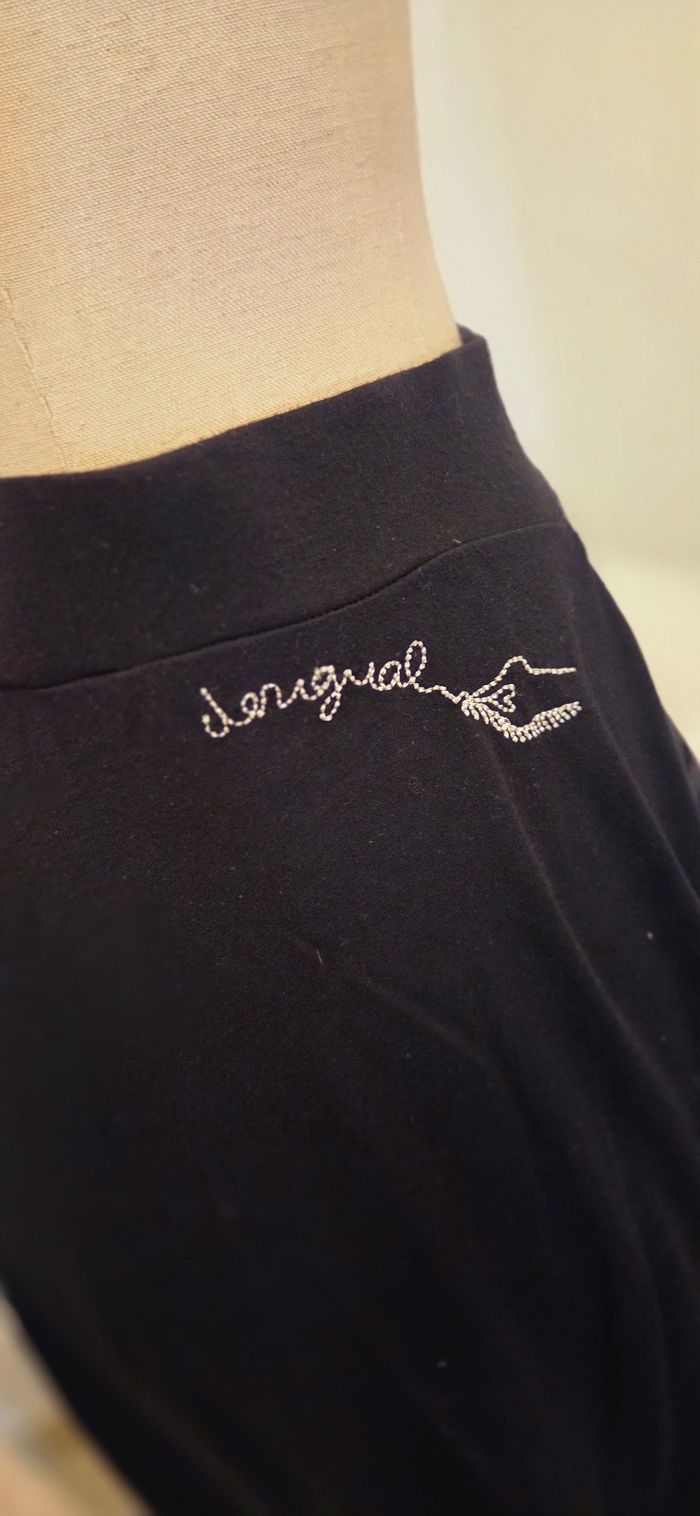 Jupe Desigual T.36/38 – coupe asymétrique – noir & beige motifs bijoux – style bohème chicl - photo numéro 6