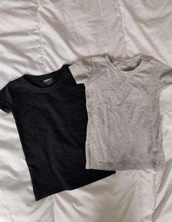 Lot 2 T-shirts unis 🦄 Taille 92 cm