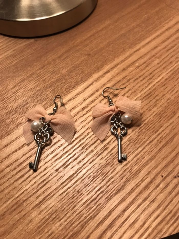 Boucle d’oreille camaïeu rose poudre