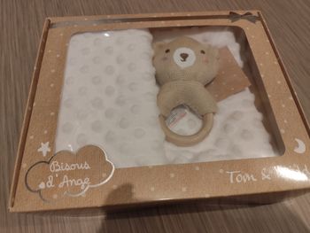 Hochet et couverture