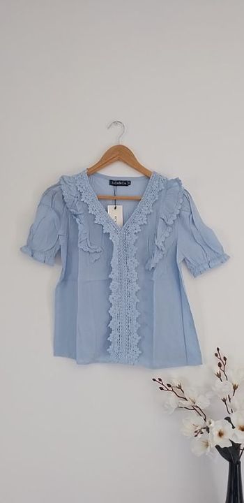 Jolie blouse bleue ciel brodée