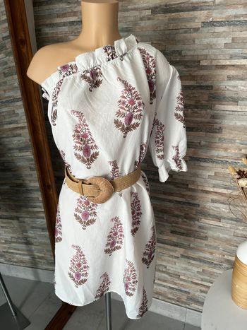 Robe asymétrique épaule dénudée