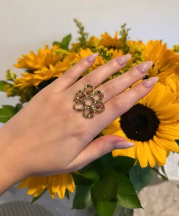 Bague fleur dorée style graphique – Acier inoxydable – Taille réglable – Neuf