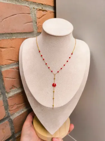 Pendentif doré en Y avec fleur marguerite, perles rouges et billes