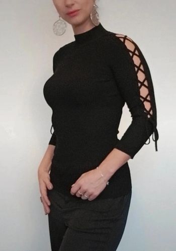 Pull moulant noir manches lacées ajourées 36