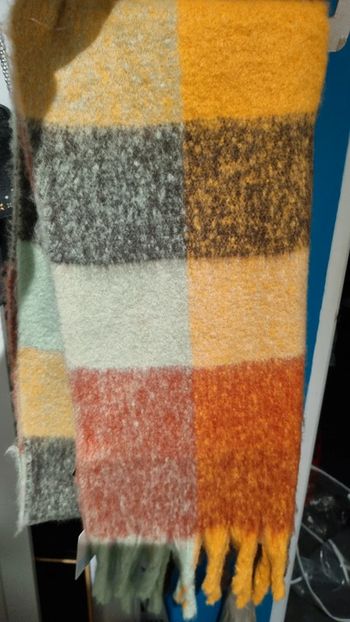 Écharpe toute douce et neuve avec étiquette