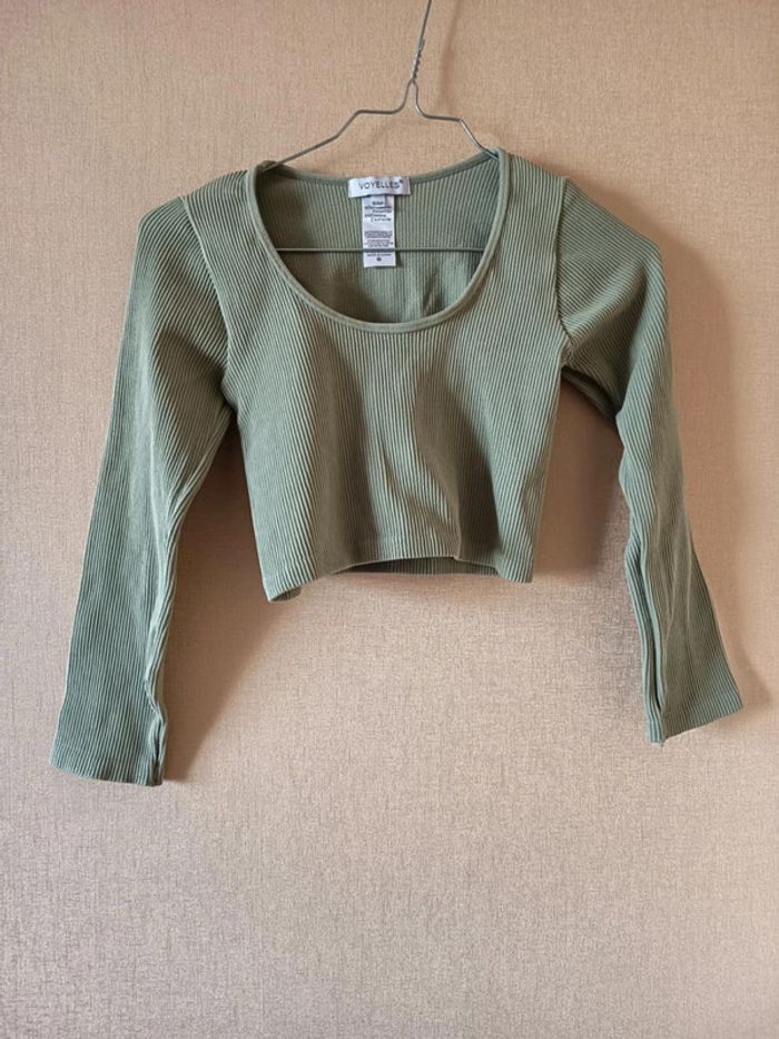 Crop-top manches longues. Marque voyelles.