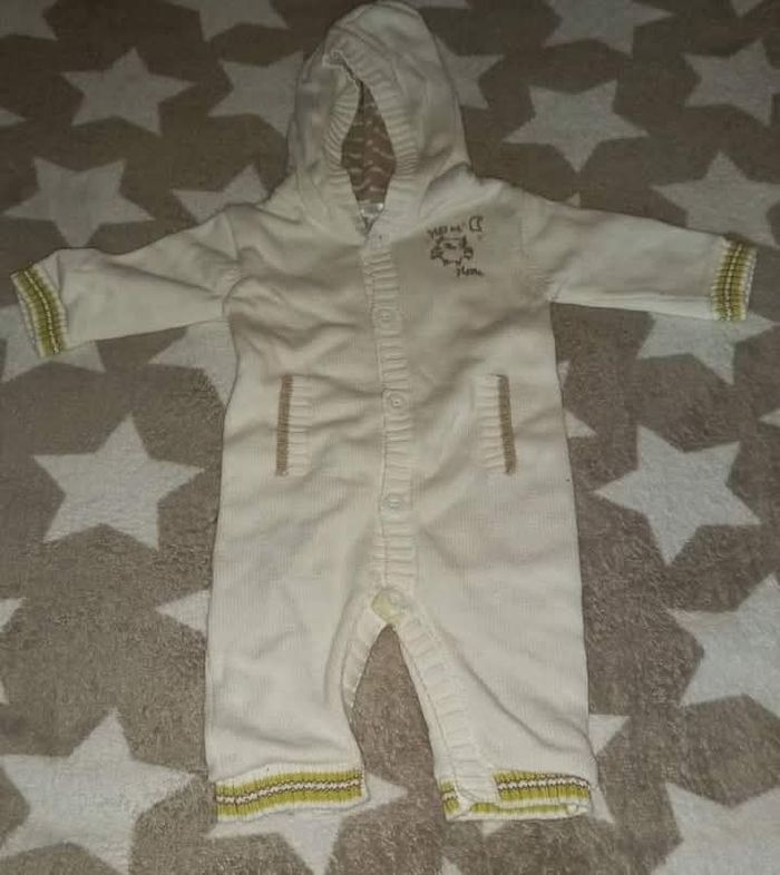 Lot 3 mois 

2 Pyjamas en velours  vert baudet 3 mois
Avec pressions

2 bodies vert baudet 3 mois 

1 combinaison laine kitchoun

LE lot complet est sur la première photo - photo numéro 4