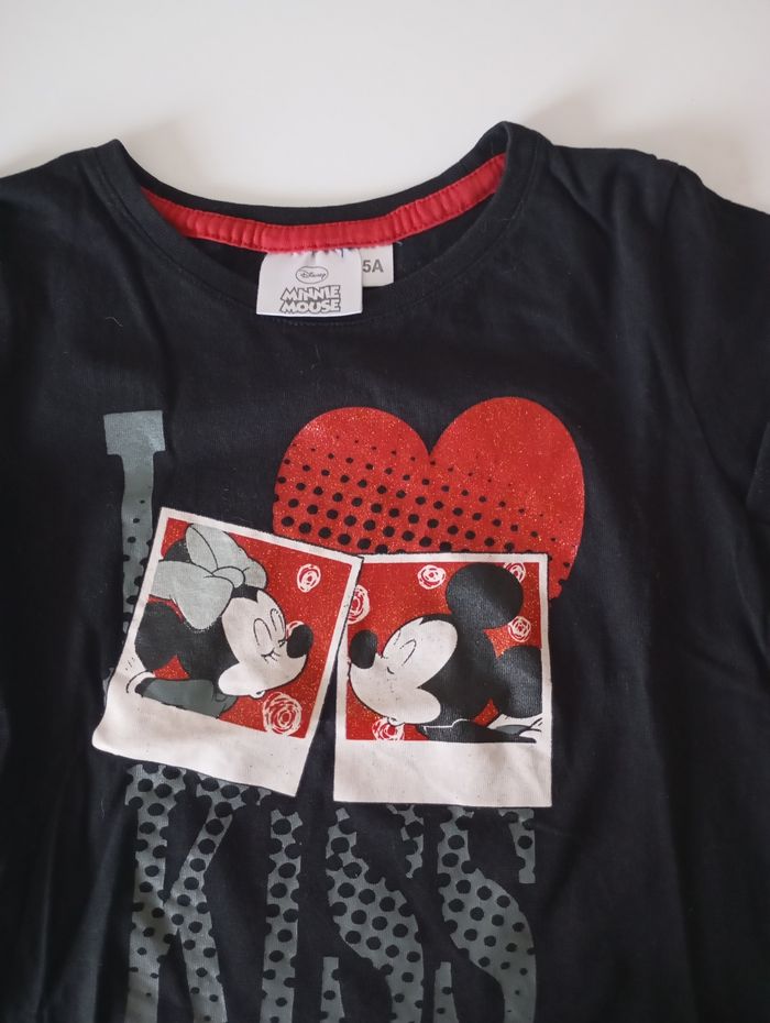 Tee-shirt manches courtes. 5 ans. Coton noir ,rouge ,blanc et gris . Paillettes rouges. Disney Mickey et Minnie. Parfait état - photo numéro 6
