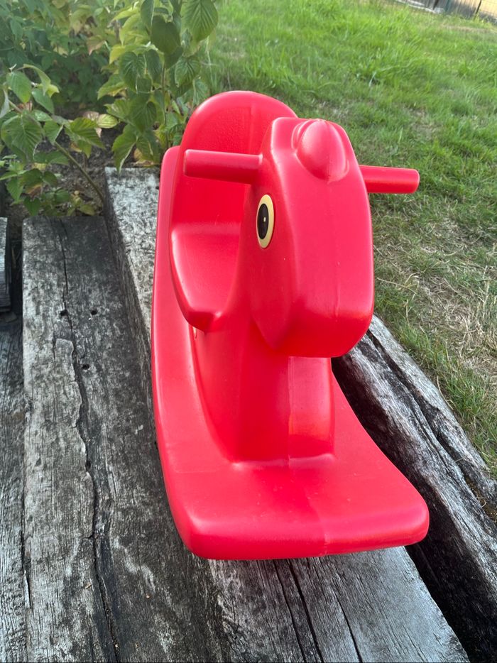 Cheval à bascule rouge Little tikes, utilisation intérieure ou extérieure , marque appréciée par les crèches - photo numéro 2