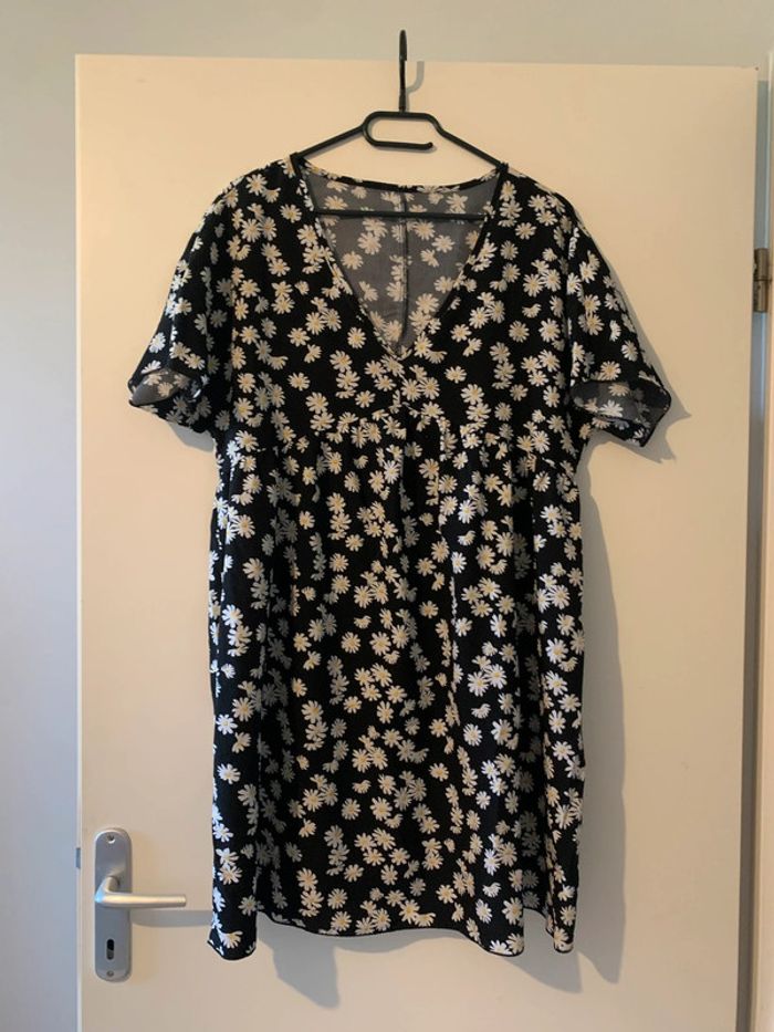 Robe noire et blanche
