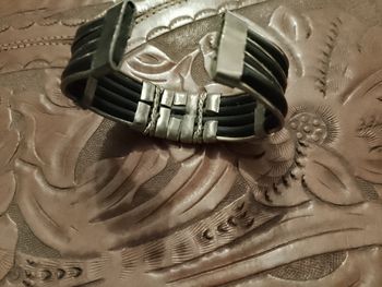 bracelet en cuir et cuivre noir/doré artisanal vintage années 80.