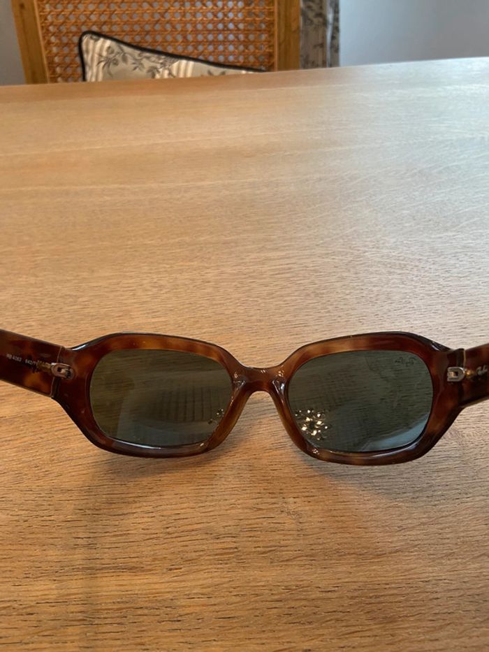 Paire de lunettes de soleil Ray-Ban brun foncé écaille modèle RB 4062 642/71 - photo numéro 11